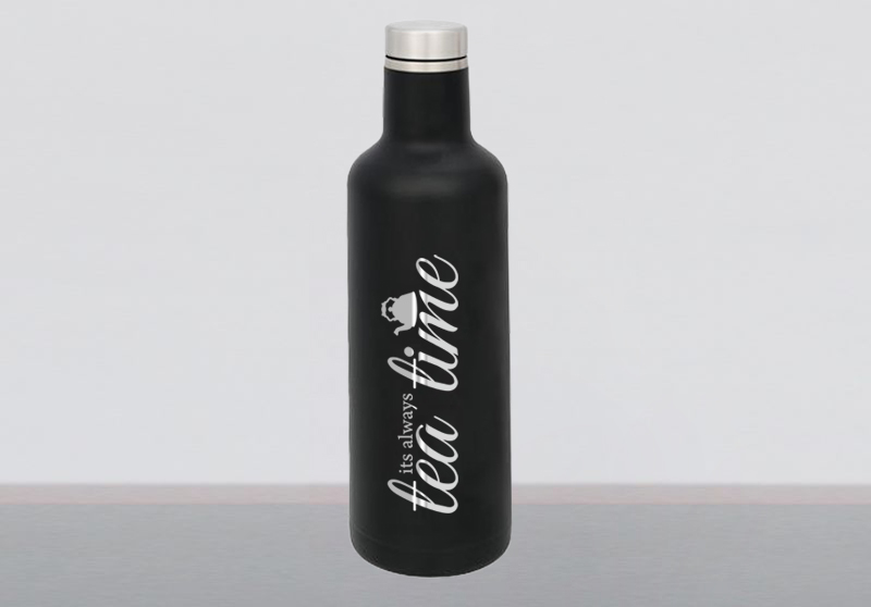 Thermoflasche selbst gestalten - Thermoflasche aus Edelstahl mit individueller Gravur
Ab sofort können unsere Kupfer-Vakuum isolierte Thermoflasche mit individueller Gravur aus Edelstahl in den Farben Weiß & Schwarz online bestellen. Die Thermoflasche hat eine Füllmenge von 750ml. Getränke können bis zu 12 Stunden warm bzw. kalt gehalten werden. Durch eine verkupferte Innenwand und einer Vakuumisolation wird Ihr Getränk optimal gelagert.
Hinweise zur Gravur der Thermoflasche: Als Gestaltung können Sie Text oder Strichgrafiken (Schwarz-Weiß Bilder) verwenden. Eine Fotogravur ist hier leider nicht möglich. Nach Bestellvorgang werden alle Daten von uns überprüft und bei Problemen kontaktieren wir Sie.